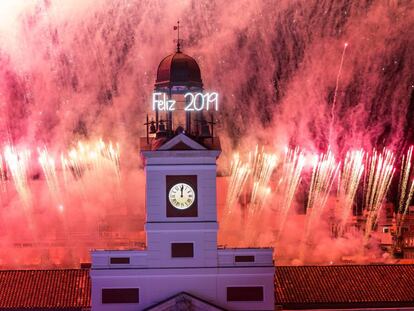 El reloj de la Puerta del Sol da las campanadas de fin de año, en Madrid.