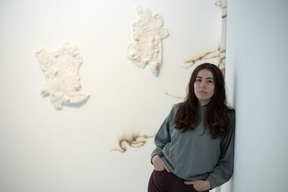 La artista Cristina Spinelli frente a una de sus obras en la XXXII edición del Circulo de Artes Plásticas de Madrid.