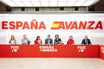 Pedro Sánchez, en el centro de la imagen, en la reunión del 27 de noviembre de la dirección federal del PSOE.