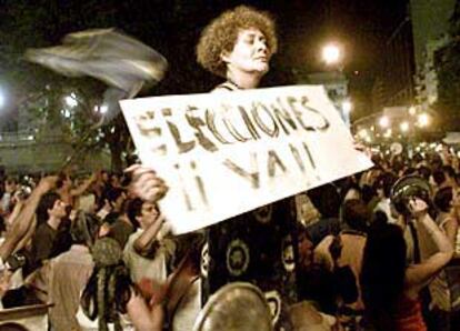 Una argentina pide elecciones durante la cacerolada de la madrugada de ayer en Buenos Aires.