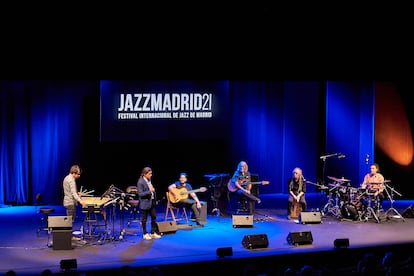 Todos los músicos que participaron en el homenaje, en el escenario. Fernando Tribiño / Madrid Destino