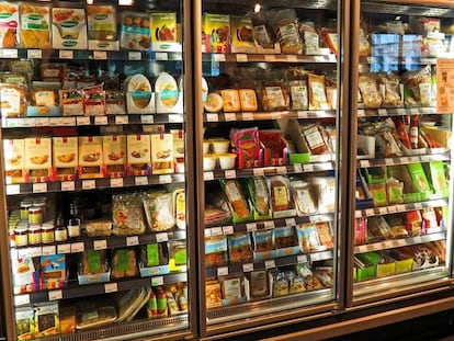 Los supermercados tienen sus estanter&iacute;as cargadas de ultraprocesados.