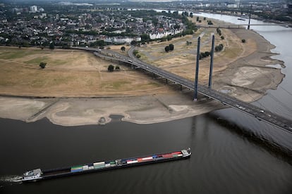 Un buque de carga navega por el Rin en Dsseldorf (Alemania), el lunes, con un nivel bajo.