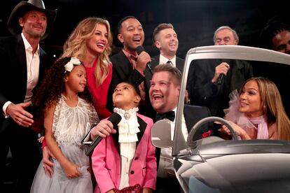 Y así lo hizo. Aquí, la pequeña junto a leyendas como Neil Diamond, Jennifer Lopez, Tim McGraw, Faith Hill, John Legend y Ryan Tedder of OneRepublic.