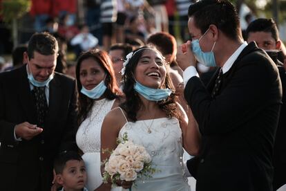 Una pareja de novios sonríe tras la boda masiva, este domingo en Managua (Nicaragua).