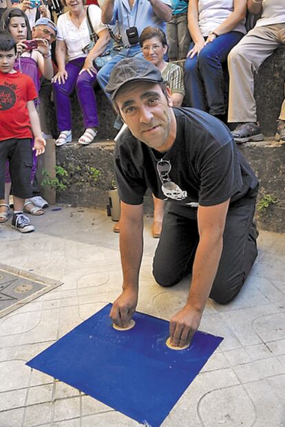 <b>Luis Tosar imprime su huella en el recién inaugurado paseo de la fama en el atrio de la iglesia de Cans, una aldea de Pontevedra</b>