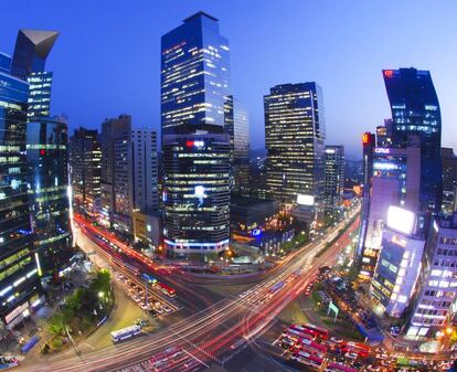 Prácticament tot en el dia a dia de Seül està tocat per la tecnologia. A la capital sud-coreana s'incentiva els ciutadans a donar els seus dispositius quan se'n compren de nous, i que els de segona mà vagin a parar a persones amb menys recursos. A Seül hi ha carreteres que recarreguen vehicles elèctrics al seu pas, wi-fi gratuït a gairebé tota la ciutat, tot tipus de sensors per millorar la seva sostenibilitat i botigues virtuals Tesco accessibles des de les parades d'autobús (et porten la compra a casa). També hi ha un costat intrigant: el servei o-City, al barri d'Eunpyeong, que ha suposat la col·locació de càmeres de vídeo intel·ligents que detecten intrusions en propietats privades. No apte pels quals temen el Gran Germà.