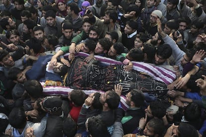 Una multitud acompaña al cuerpo sin vida del supuesto insurgente Mohamed Abbas Malla, durante su funeral en la aldea de Nawpora, unos 40 km al sur de Srinagar (India). Dos insurgentes y un civil murieron y dos soldados indios resultaron heridos durante un tiroteo en la aldea de Chanigam-Frisal.