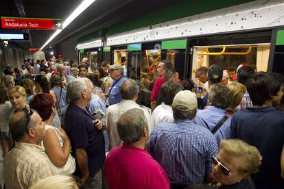 Decenas de ciudadanos se amontonan en el andén para subir a uno de los trenes del metro de Málaga.