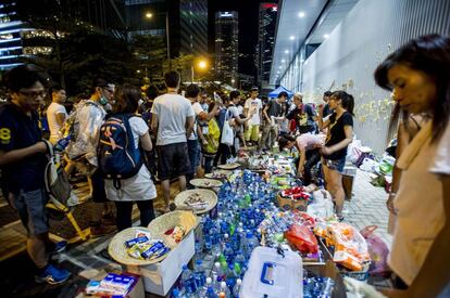 Puestos de bebidas y alimentos para los manifestantes, frente a la sede del gobierno en Hong Kong.