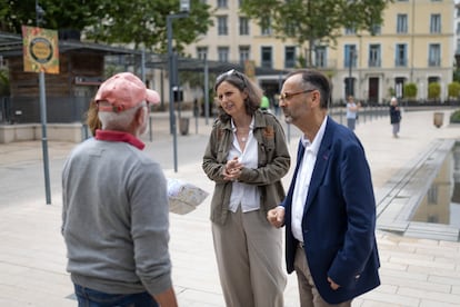 La candidata Emmanuelle Ménard, junto a su marido y alcalde de la ciudad de Béziers, Robert Ménard, charlan con vecinos de localidad el pasado jueves.