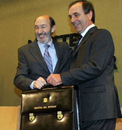 Alfredo Pérez Rubalcaba, recibe de manos del titular saliente José Antonio Alonso la cartera del Ministerio del Interior, en 2006.