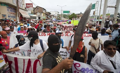 Acapulco amaneció vacío a la espera de los manifestantes. El fiscal general anunció hace dos días que los restos encontrados en las fosas clandestinas de Iguala no pertenecen a ninguno de los 43 normalistas desaparecidos, cuyo paradero sigue siendo un misterio.