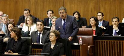 Juan Ignacio Zoido, de pie tras miembros del Gobierno de Gri&ntilde;&aacute;n, durante el &uacute;ltimo pleno.