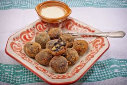 Croquetas de jibia en su tinta con alioli de pera.