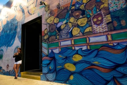 Arte por distintos artistas adorna las paredes de los edificios que forman el popular vecindario Wynwood en Miami.