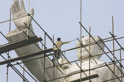 Un trabajador limpia la cara de una gran estatua de Mao Zedong en Chengdu el pasado diciembre.