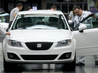 Varios operarios de la factor&iacute;a automovil&iacute;stica Seat trabajan en la cadena de montaje