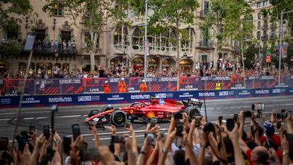 El piloto Carlos Sainz durante la exhibición de los monoplazas de Formula Uno este miércoles, por las calles de Barcelona.