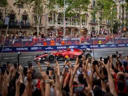 El piloto Carlos Sainz durante la exhibición de los monoplazas de Formula Uno este miércoles, por las calles de Barcelona.