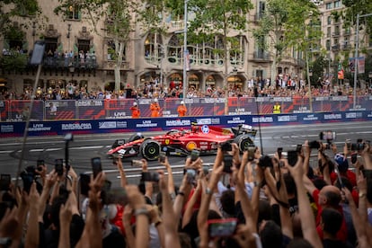 El piloto Carlos Sainz durante la exhibición de los monoplazas de Formula Uno este miércoles, por las calles de Barcelona.