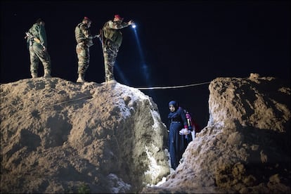 Una embarazada es sorprendida cruzando la frontera en Doogrdkan (Irak), el 19 de abril de 2016.