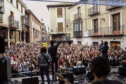 Asistentes a los conciertos gratuitos que se celebran en la Plaza del Trigo, en Aranda de Duero, durante la celebraci&oacute;n del Sonorama Ribera 2015.