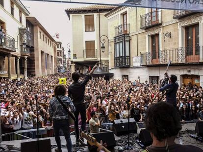 Asistentes a los conciertos gratuitos que se celebran en la Plaza del Trigo, en Aranda de Duero, durante la celebraci&oacute;n del Sonorama Ribera 2015.
