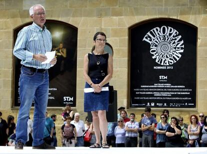 Joseba Azkarraga y Teresa Toda, durante el acto de presentación de Sare, la "nueva red ciudadana que trabajará por los derechos" de los presos de ETA.