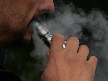 En una foto de archivo, un hombre utiliza su cigarillo electrónico.