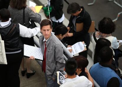 Varias personas rellenan ofertas de empleo en San Francisco