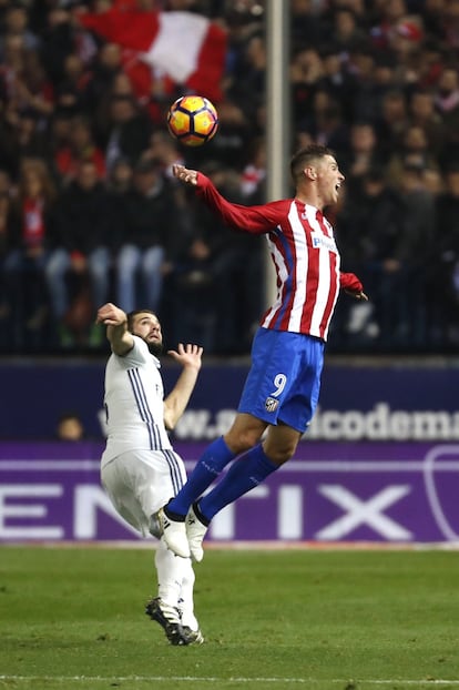 Fernando Torres del Atlético de Madrid después de golpear el balón de cabeza.