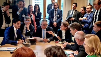 La vicepresidenta tercera, Teresa Ribera (sentada, en el centro), en la reunión informal que ministros de Energía de la UE el pasado 13 de diciembre en Bruselas.