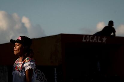 Adela Peraza, una de las Amazonas, en un momento del partido. "Venimos a apoyar a las Amazonas porque no cualquiera juega descalza y con su ropa típica. Nos representan como yucatecos, representan a nuestros abuelitos y abuelitas”, expresa Esther Can, una de las aficionadas que ha acudido al partido en Izamal.
