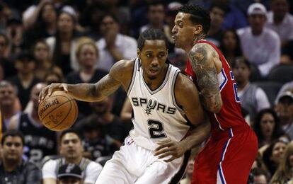 Kawhi Leonard intenta superar a Matt Barnes.