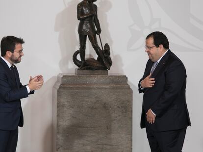 Joan Ignasi Elena toma posesión del cargo como consejero del Interior acompañado del presidente Aragonès.