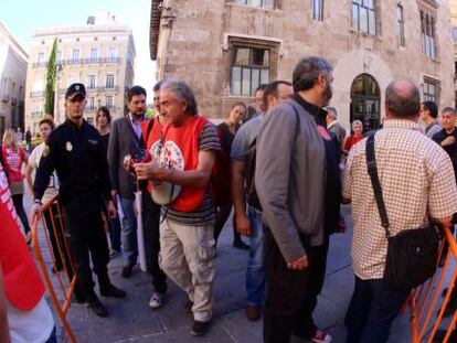 La policía ha colocado vallas que impedían la concentración de trabajadores de RTVV frente palacio de la Generalitat.
