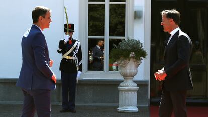 El presidente del Gobierno, Pedro Sánchez, junto al primer ministro holandés, Mark Rutte, el lunes en La Haya.