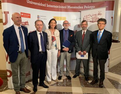 En el centro, Martín Sellés (presidente de Farmaindustria) y Reyes Maroto (ministra en funciones de Industria, Comercio y Turismo) durante la jornada de este jueves.