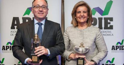Luis Gallego, presidente de Iberia, premio Tintero de la APIE, junto a Fátima Báñez, ministra de Emplo, premio Secante.