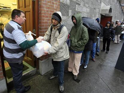 Inmigrantes hacen cola ante un centro de ayuda gestionado por monjes capuchinos en Dublin.