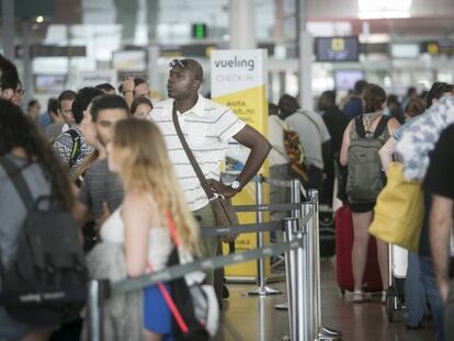 Cues dissabte al mostrador de Vueling.