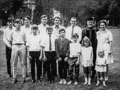 Donald y Mimi Galvin con sus doce hijos en 1969.