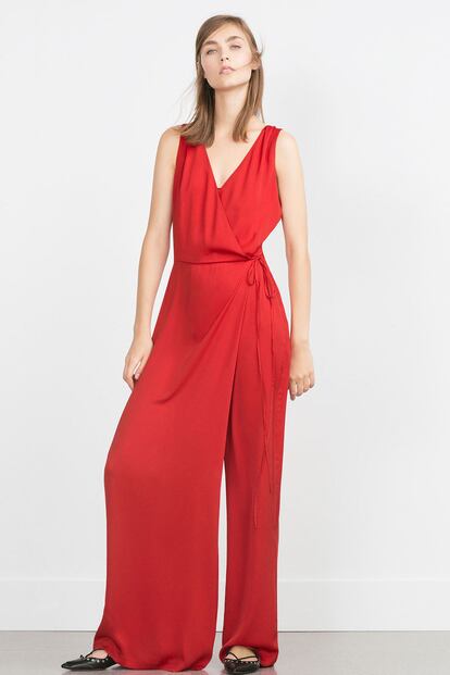 A medio camino entre un mono y un vestido tenemos este diseño de Zara que cuesta 39,95 euros.