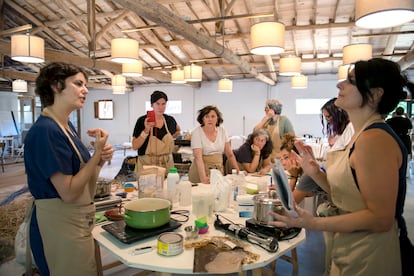 Raquel Buj explica a las participantes en el taller 'Bio*Cerámica: narrativas del paisaje y la naturaleza' cómo elaborar una glicerina que sirva como soporte y aglomerante para sus creaciones.
