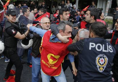 Un policía turco detiene a un manifestante durante la celebración del 1 de Mayo en Estambul (Turquía).