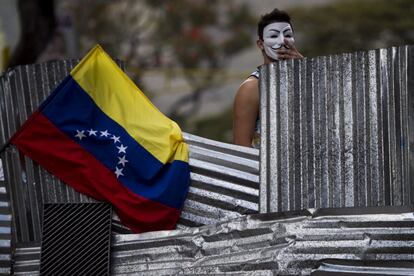 Un manifestante enmascarado durante los enfrentamientos entre estudiantes opositores la Guardia Nacional Bolivariana (GNB) en una nueva jornada de protestas contra el Gobierno de Nicolás Maduro el 2 de marzo de 2014, en Caracas (Venezuela). 