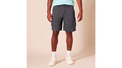 Pantalones cargo sobre fondo blanco.