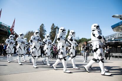 Desfile de soldados imperiales de la saga 'Star Wars', durante los actos del 25º aniversario.