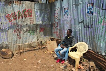 Kaka observa sentado una pintada en la que pone ‘derechos igualitarios y justicia para todos’. En el centro de juventud buscan crear un barrio seguro y no aceptan a jóvenes con historial criminal. 